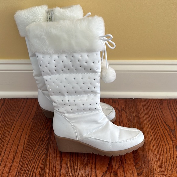 WHITE BOOTS GIRLS SIZE 3 - Picture 1 of 7